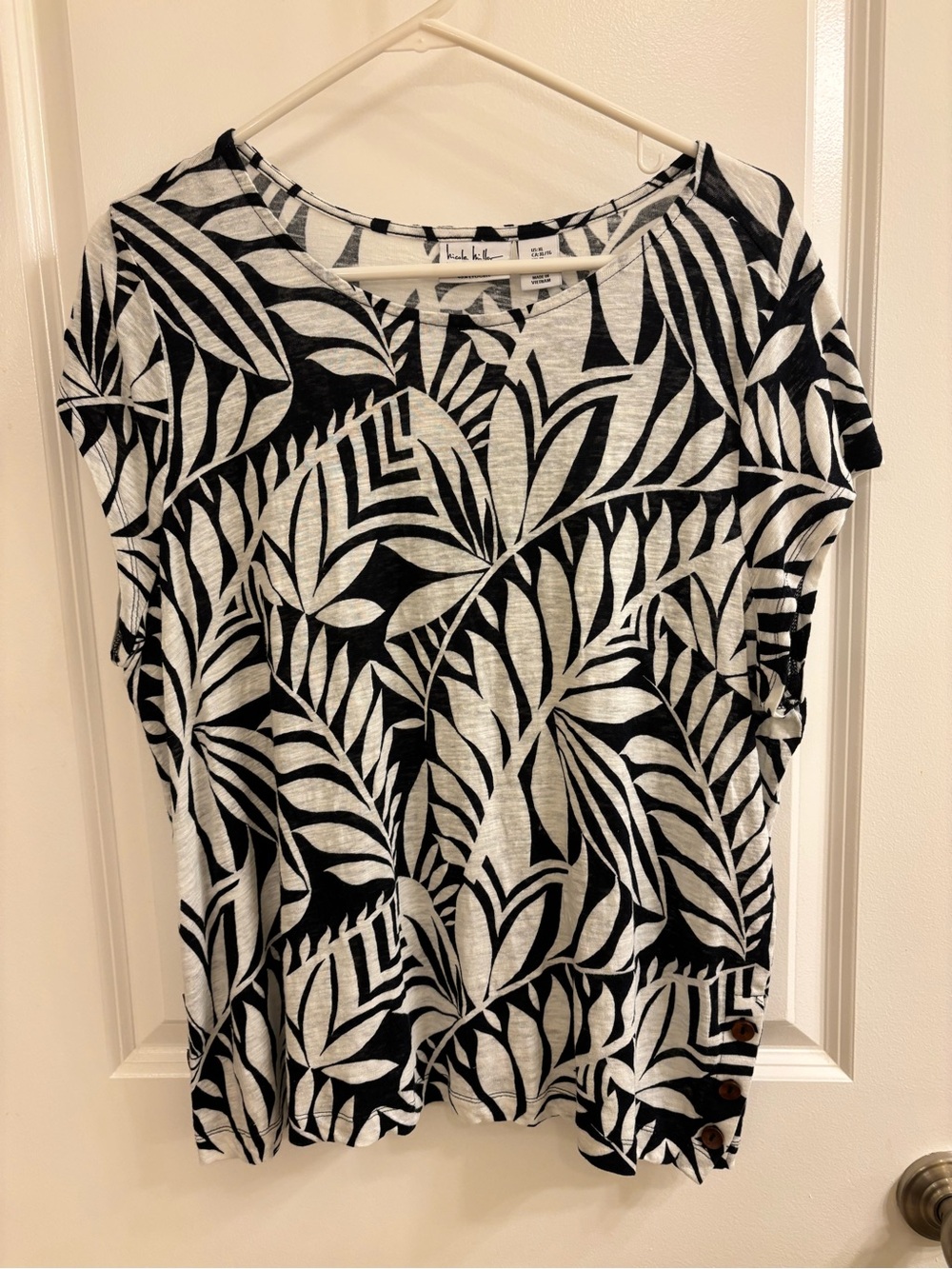 Nicole Miller Black & White Leaf-Print Short Sleeve Tee Linen Blend